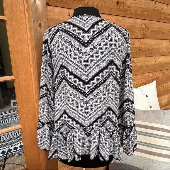ABOUT A GIRL Black & White Chevron Graphic Asymmetrical Long Sleeve Blouse Sz L - Picture 6 of 13